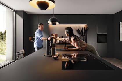 Rauvisio Noir Compact se luce en todo su esplendor en las cocinas actuales. Además de sus prestaciones fuera de serie –no se raya ni se mancha, no deja huellas y tampoco se decolora– ofrece un increíble acabado mate y sin costuras desde todos los ángulos.