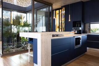 Mirá cómo una pareja materializó su sueño de una cocina azul, hiperfuncional y de vanguardia