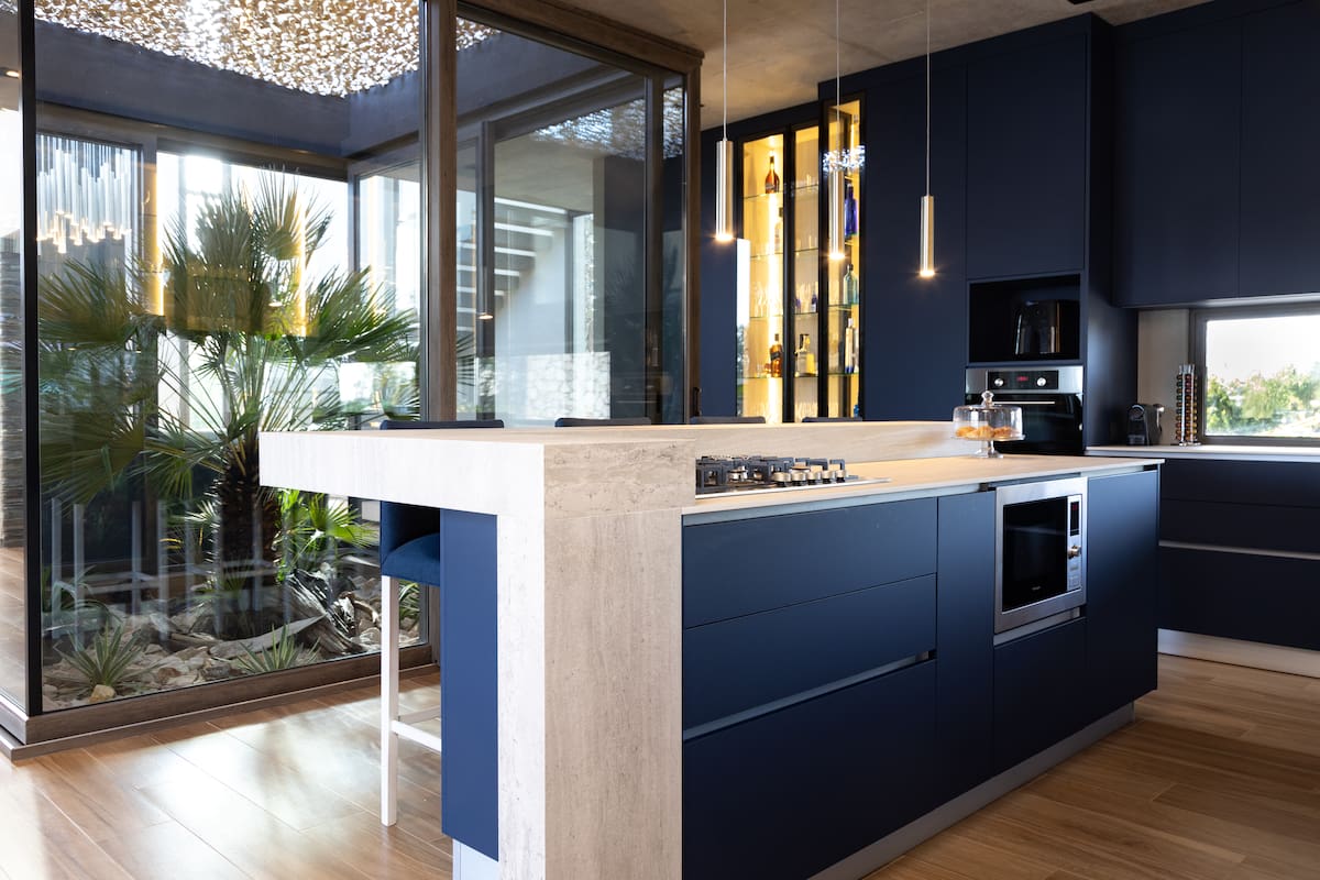 Rauvisio Noir es el material que los interioristas adoran porque resiste a los rayones y huellas, no se decolora y ofrece además un increíble acabado mate y sin costuras desde todos los ángulos.