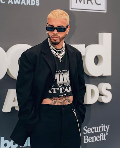 Rauw Alejandro usó un tipo de crop top, o playera corta, muy a su estilo