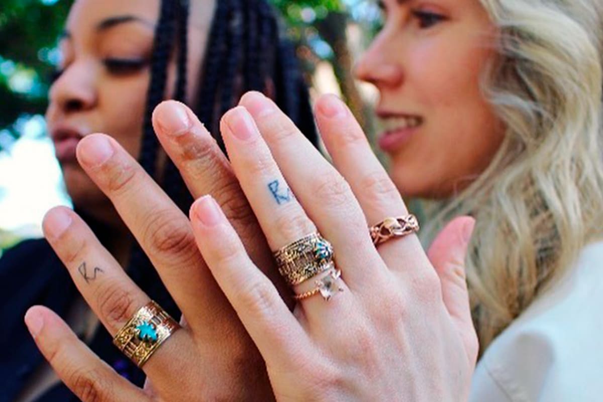 Raven-Symoné y Miranda Pearman-Maday muestran sus alianzas junto al tatuaje con sus iniciales.