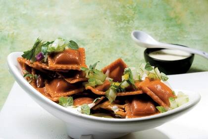 Ravioles colorados de queso y salmón ahumado