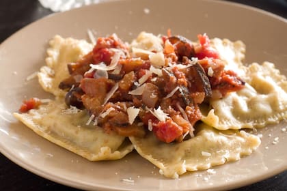 Ravioles de atún con berenjena y pasas de uva