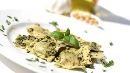 Raviolones de cordero con crema de azafrán