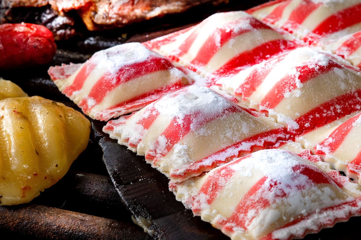 Raviolones de vacío asado, provoleta y chorizo, de 7 Pastas