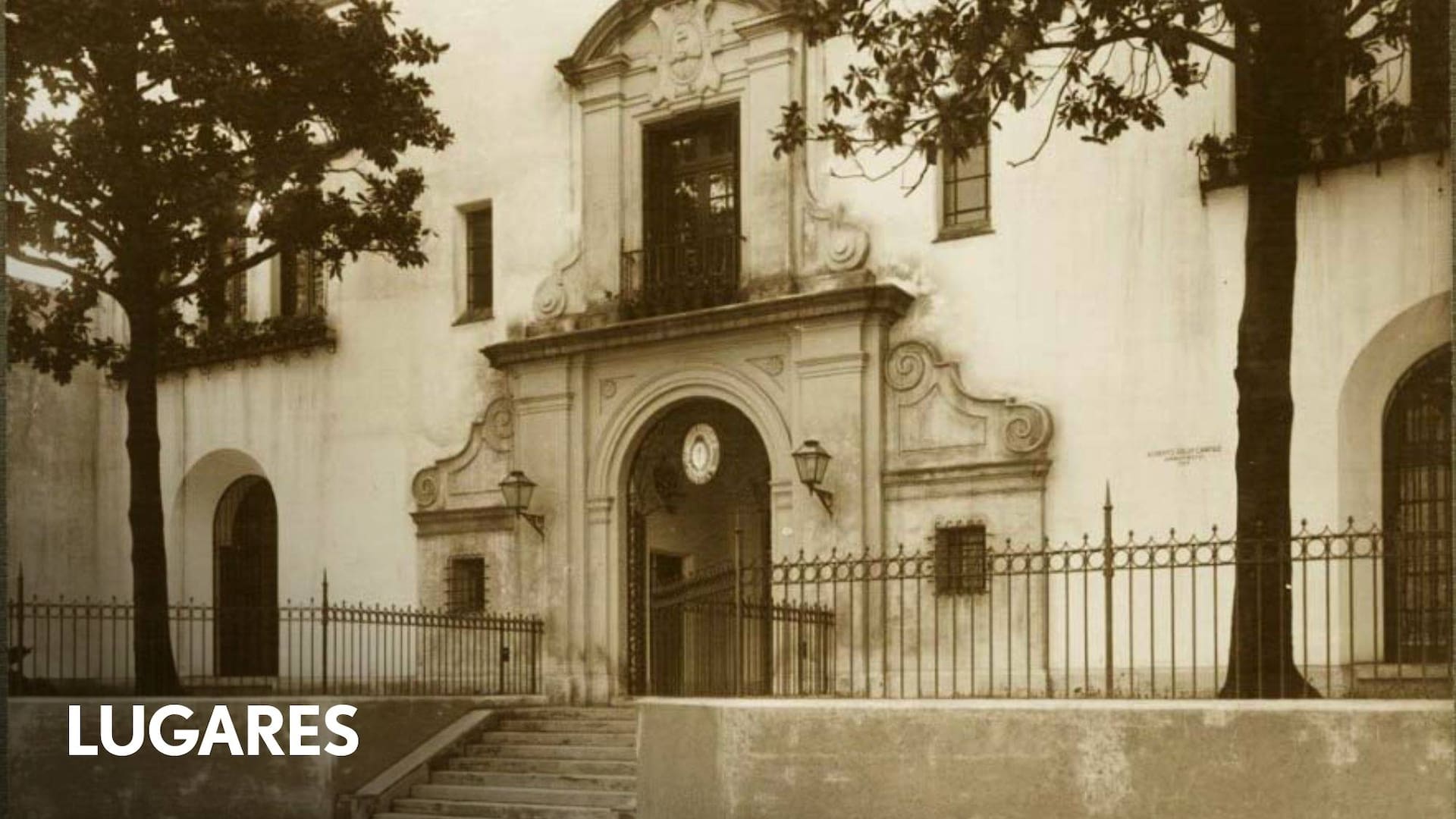 Frente de la Escuela Rawson.