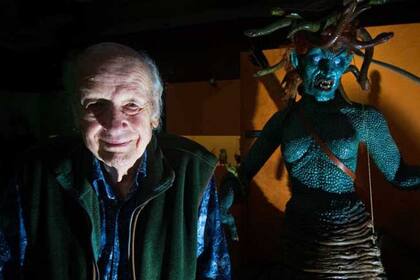 Ray Harryhausen con su memorable Medusa