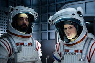 Lejos: lo bueno y lo malo de la serie de Netflix con Hilary Swank