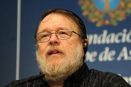 Ray Tomlinson en 2009, al recibir el premio Príncipe de Asturias