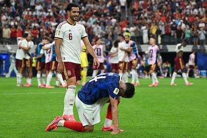 Rayan Cherki, derrumbado, luego de perder con España en el Mundial