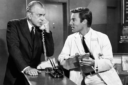 Raymond Massey (Dr. Gillespie) y Richard Chamberlain (Dr. Kildare), en una foto promocional de la serie televisiva
