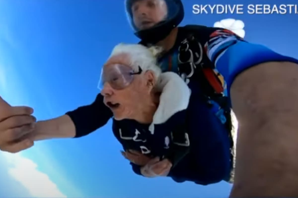 Raymonde Sullivan se lanzó en paracaídas al cumplir 100 años