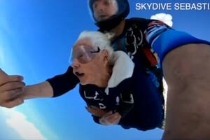 Raymonde Sullivan se lanzó en paracaídas al cumplir 100 años