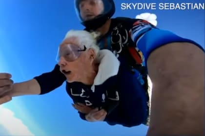 Raymonde Sullivan se lanzó en paracaídas al cumplir 100 años