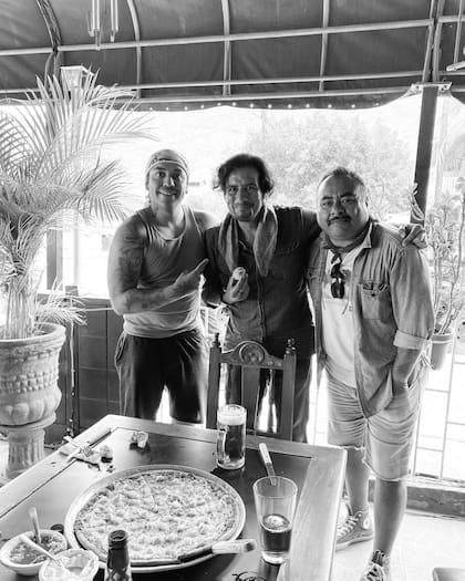 Raymundo Garduño Cruz y Juan Francisco González fallecieron tras la volcadura de la camioneta en la que viajaban en Baja California; Ray publicó esta foto durante el cumpleaños de su compañero también conocido como Paco Mufote