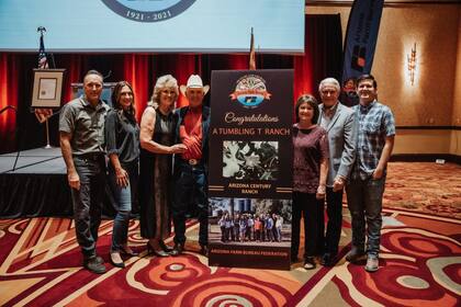 Rayner junto a su familia trabaja en su establecimiento en las afueras de Phoenix y maneja un esquema bajo riego de fuentes subterráneas