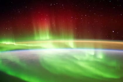 Rayos de luz que se levantan de la aurora, marcando el campo magnético de la Tierra
