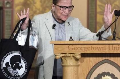 RBG con una bolsa con su imagen