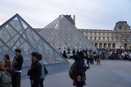 Reabre el Louvre tres días después de uno de los mayores robos de arte del siglo