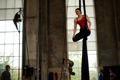 Acrobacias sobre telas en la Escuela Superior de Artes Circenses de Bruselas