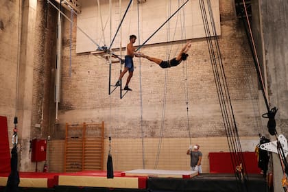 Reabre la escuela de circo de Bruselas entre la alegría y la incertidumbre