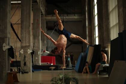 Un alumno realiza una parada de manos, durante una clase en la Escuela Superior de Artes del Circo (ESAC) de Bruselas
