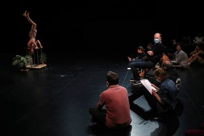 Un grupo de profesores observa el ensayo del trabajo anual de la escuela de circo