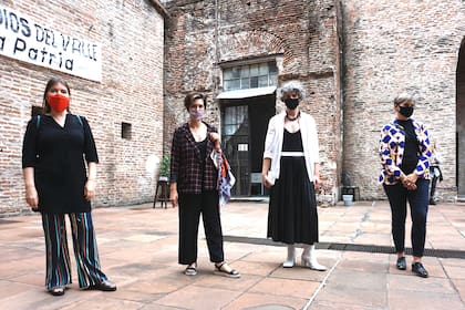 De izquierda a derecha, cuatro funcionarias del área de patrimonio y museos: Viviana Usubiaga, Jimena Ferreiro, Fede Baeza y María Isabel Baldasarre