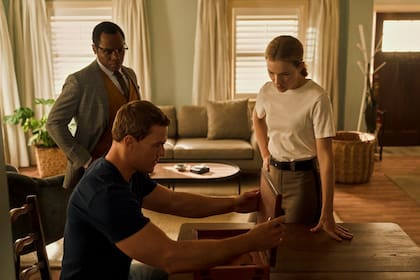 Reacher (Alan Ritchson), Finlay (Malcom Goodwin) y Roscoe (Willa Fitzgerald) en Reacher (Amazon Prime Video).