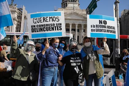 Reactivaron la vigilia contra la reforma judicial con un abrazo simbólico al Congreso