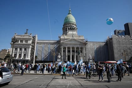 Reactivaron la vigilia contra la reforma judicial con un abrazo simbólico al Congreso