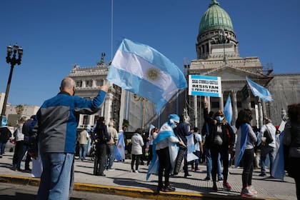 Reactivaron la vigilia contra la reforma judicial con un abrazo simbólico al Congreso