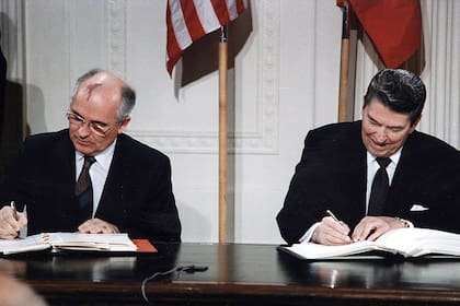 Gorbachov firma el tratado de desarme junto a Ronald Reagan