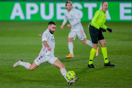 Carvajal despacha el derechazo que se convertirá en el segundo gol, tras dar en el poste y la espalda de Oblak