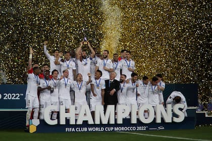 Real Madrid festeja en el podio con la copa del Mundial de Clubes