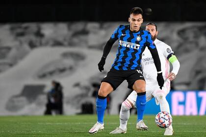 Real Madrid frente al Inter de Milán: vuelven a cruzarse, como en esta escena entre Lautaro Martínez y Sergio Ramos de la temporada anterior