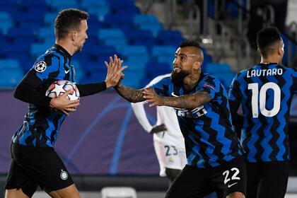 Ivan Perisic puso el 2-2, tras el pase de Lautaro Martínez, y festeja con Arturo Vidal
