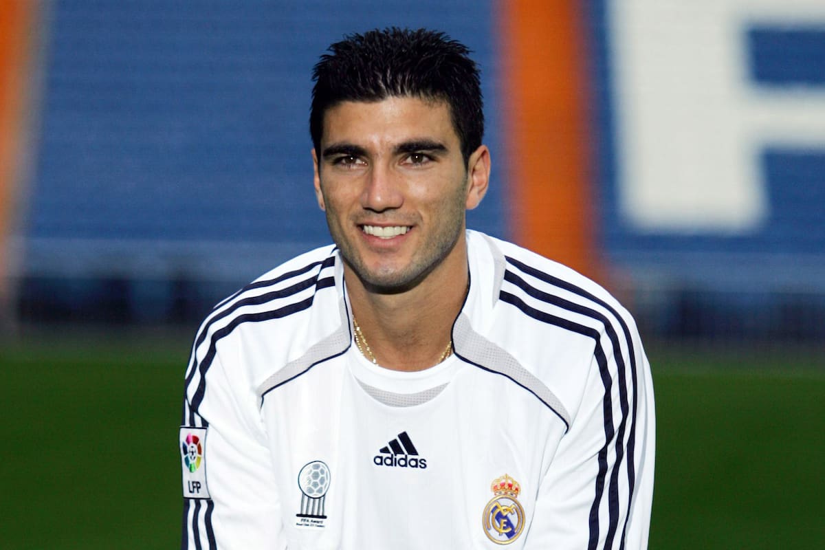 Real Madrids new soccer player Jose Antonio Reyes of Spain poses during his presentation ceremony at Real Madrids Santiago Bernabeu stadium in Madrid September 8, 2006. REUTERS/Susana Vera (SPAIN)