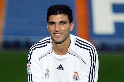 Real Madrids new soccer player Jose Antonio Reyes of Spain poses during his presentation ceremony at Real Madrids Santiago Bernabeu stadium in Madrid September 8, 2006. REUTERS/Susana Vera (SPAIN)