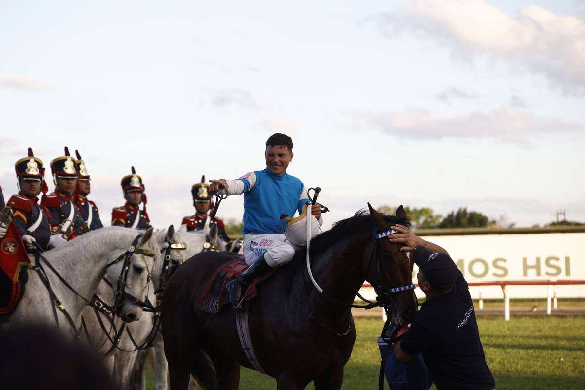 Real Rim ganó el Gran Premio Jockey Club, con Martín Valle, y es escoltado por los granaderos, ante el aplauso del público y el afecto de su peón, en San Isidro