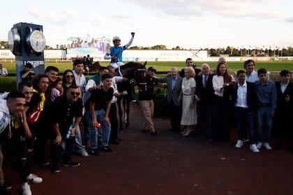 Real Rim se adjudicó el Gran Premio Jockey Club, con el jockey Martín Valle, para alegría de Juan Carlos Bagó (de saco clarito, junto a su mujer Miriam) y su equipo