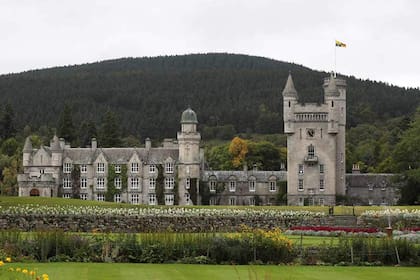 El Castillo de Balmoral es uno de los lugares favoritos de la reina Isabel II en el mundo. Allí es suele pasar sus vacaciones de verano junto con el duque de Edimburgo