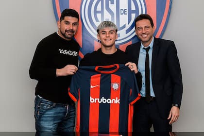 Reali, el día de la presentación, con Moretti y Ortigoza, el manager