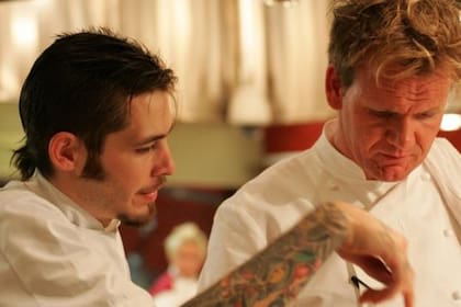 Michael Wray y Gordon Ramsey durante la final de Hells Kitchen.