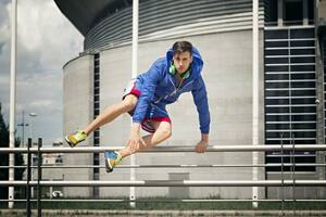 Realizado de manera consciente y responsable, el parkour consiste en superar obstáculos físicos de diferentes formas