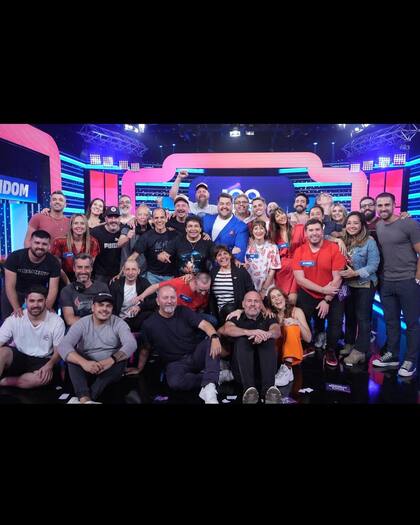 Realizadores de 100 Argentinos Dicen junto a Darío Barassi en el cierre del programa