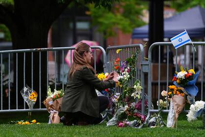 Realizan vigilia por víctimas del ataque en Boulder; la familia del sospechoso podría ser deportada