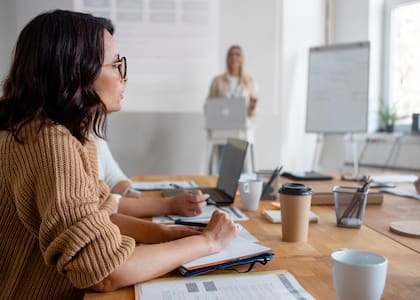 Realizar cursos especializados en marketing digital, branding y estrategias de contenido es fundamental