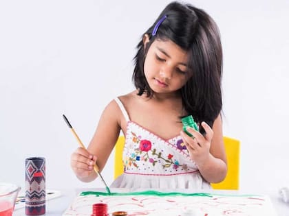 Realizar manualidades tradicionales es una propuesta atractiva para todas las edades