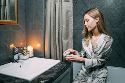 Realizar un baño de abundancia puede atraer energía positiva y ayudar a liberar tensiones acumuladas (imagen ilustrativa)